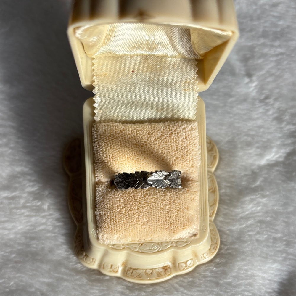 Vintage Avon leaf band ring